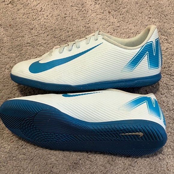 Nike White and Teal Sports Sneakers - Picture 6 of 8